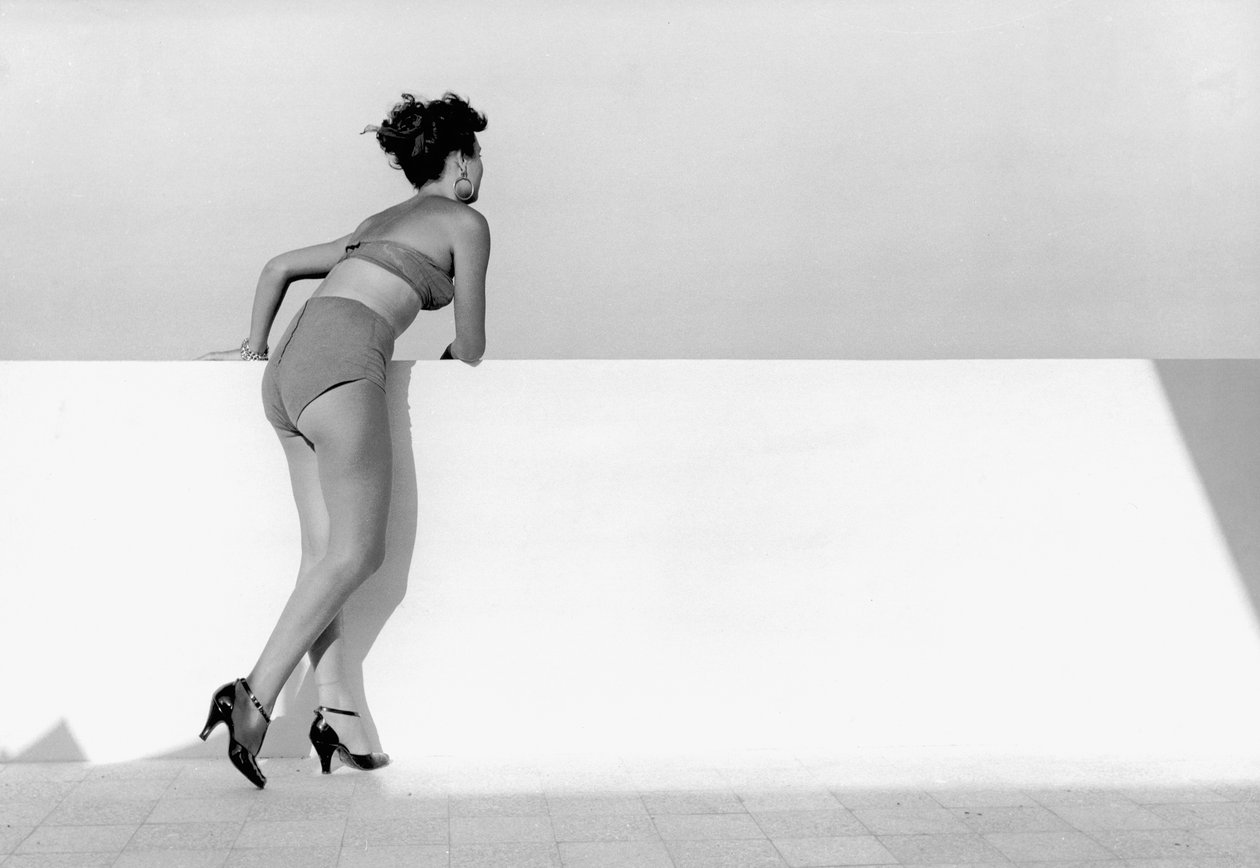 Bather"，身着泳衣的女子，约 1955 年（银明胶版画） 作者 文森佐·巴洛基