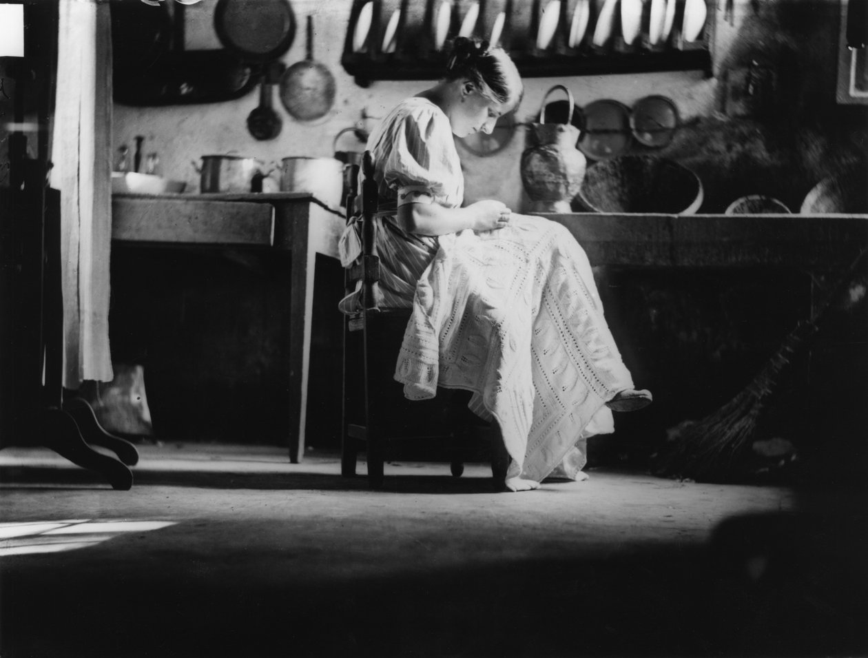 为嫁妆缝制亚麻布的女孩，约 1916 年（黑白照片） 作者 文森佐·巴洛基