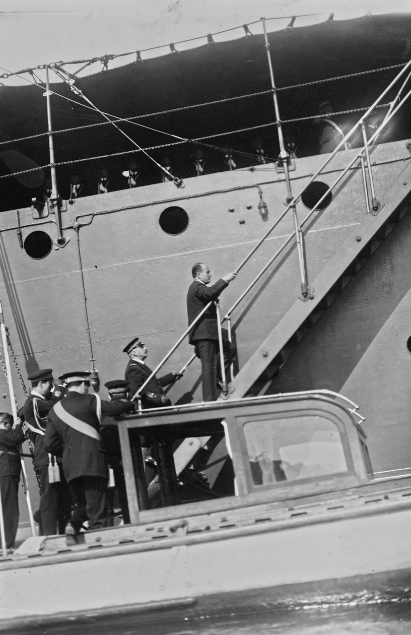 专辑“Duce”：贝尼托·墨索里尼 (Benito Mussolini) 在加埃塔港的 Real Ferruccio 船的梯子上便衣（黑白照片） 作者 文森佐·皮尼亚蒂耶洛（Vincenzo Pignatiello）