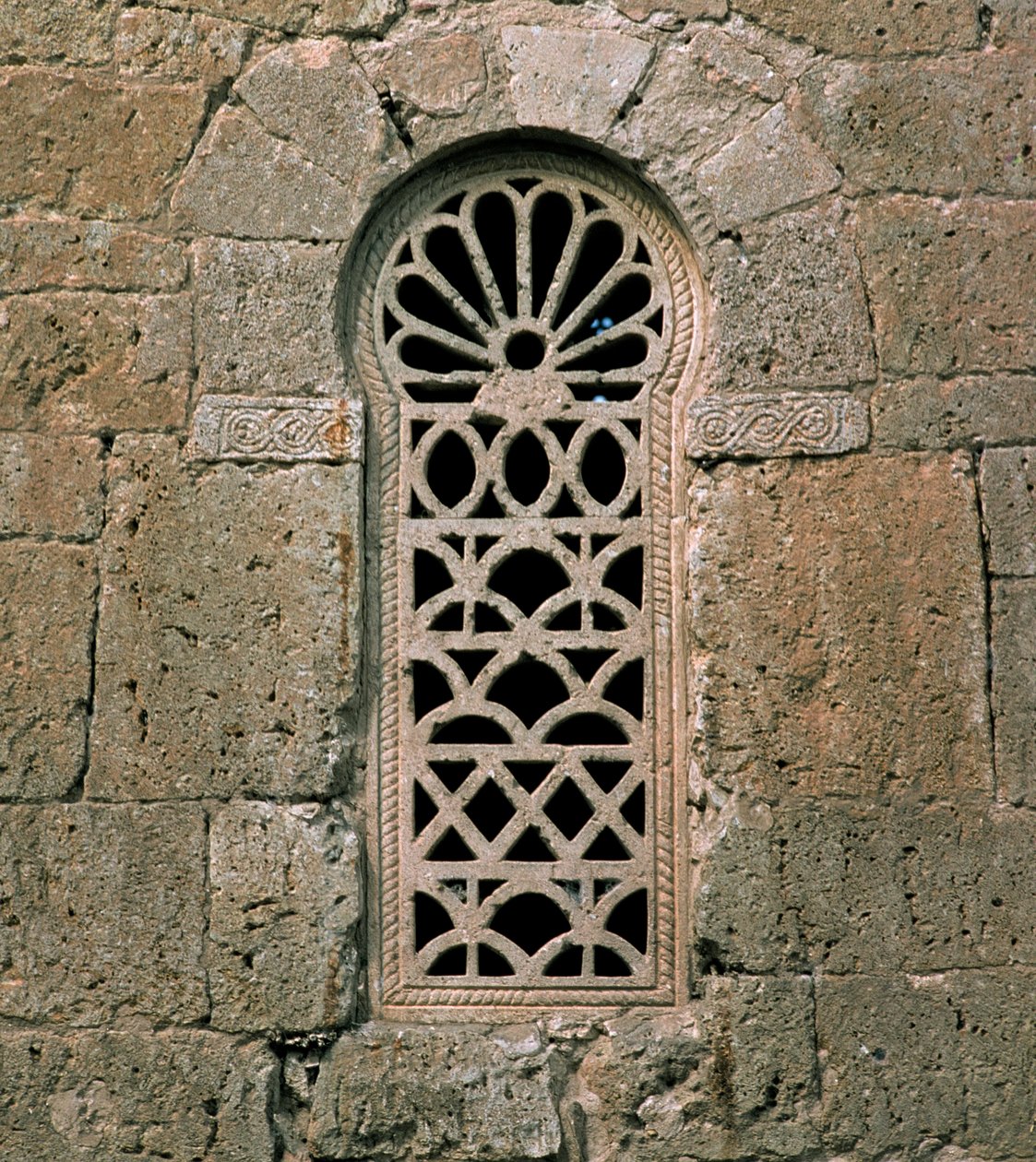窗户带有窗饰，来自Basilica de San Juan Bautista，建于661年 作者 西哥特人