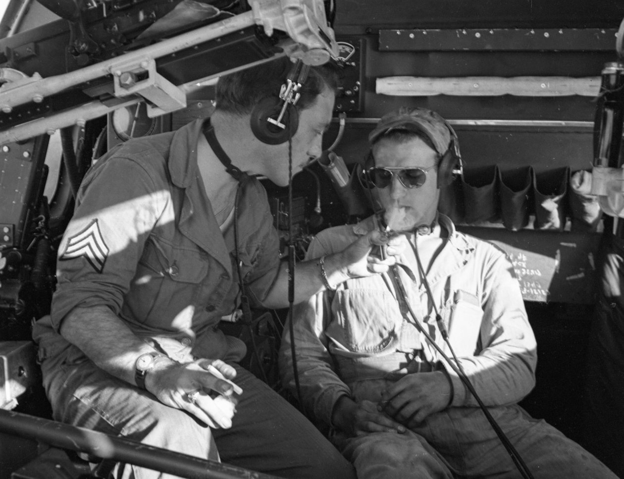 二战期间，陆军航空兵机组人员乘坐 B-17 在麦克迪尔机场训练时分享香烟 作者 福尔克马尔·温策尔