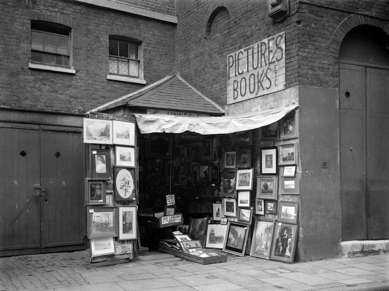 1933年，伦敦，一家二手书画店外展示的带框图片。   作者 华盛顿克拉克