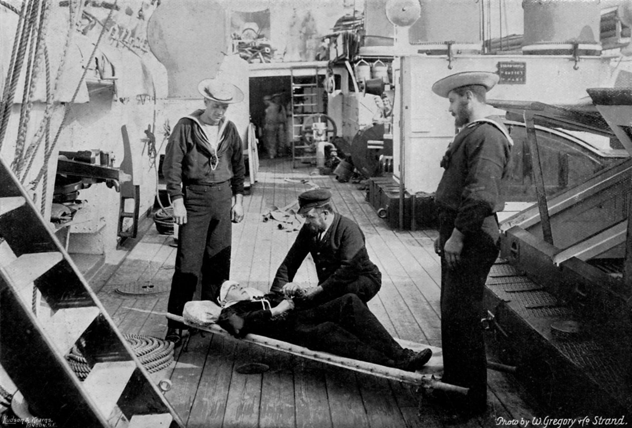 1896年，巡洋舰HMS Tartar上的救护车演习。 作者 格雷戈里