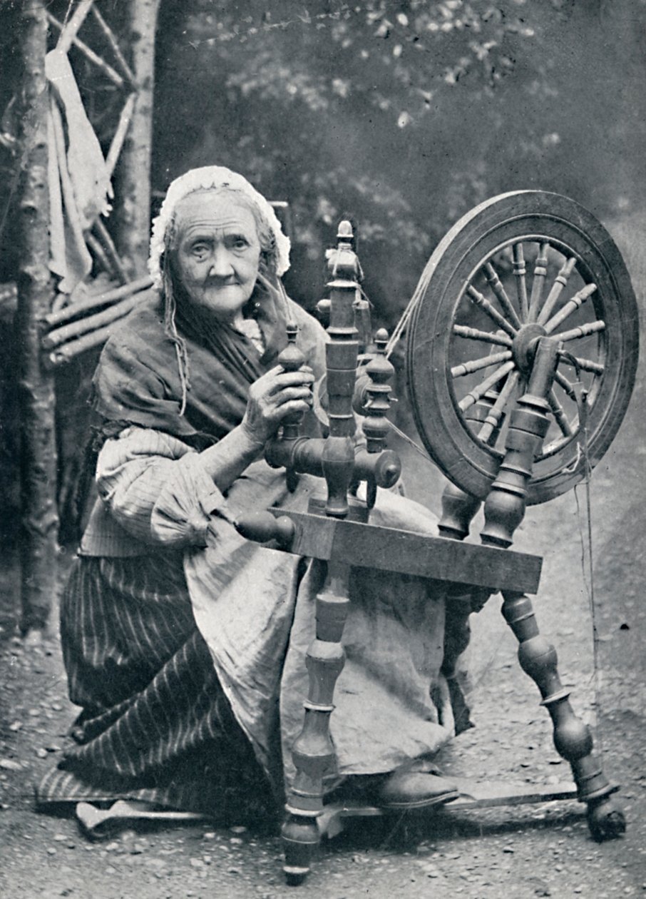 1912年，一位老爱尔兰妇女坐在纺车上 作者 劳伦斯