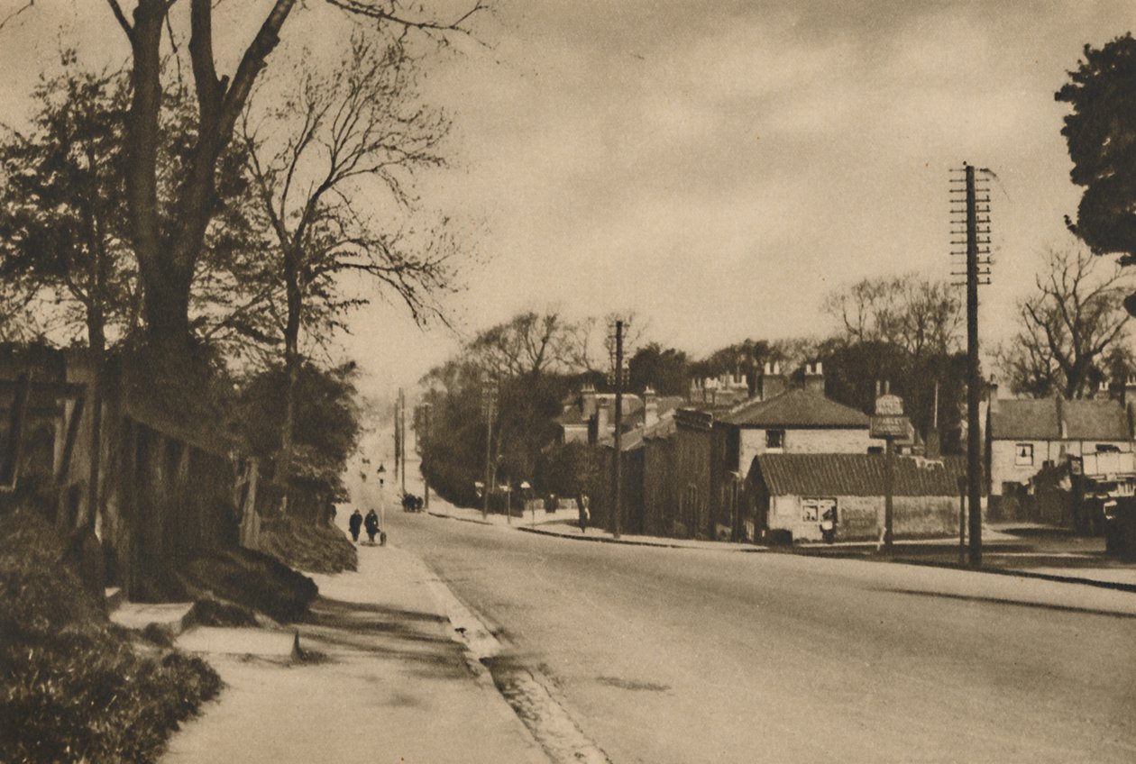 通往多佛的罗马路穿越布莱克希思（Blackheath）以外的射手山，c1935年。 作者 威芬