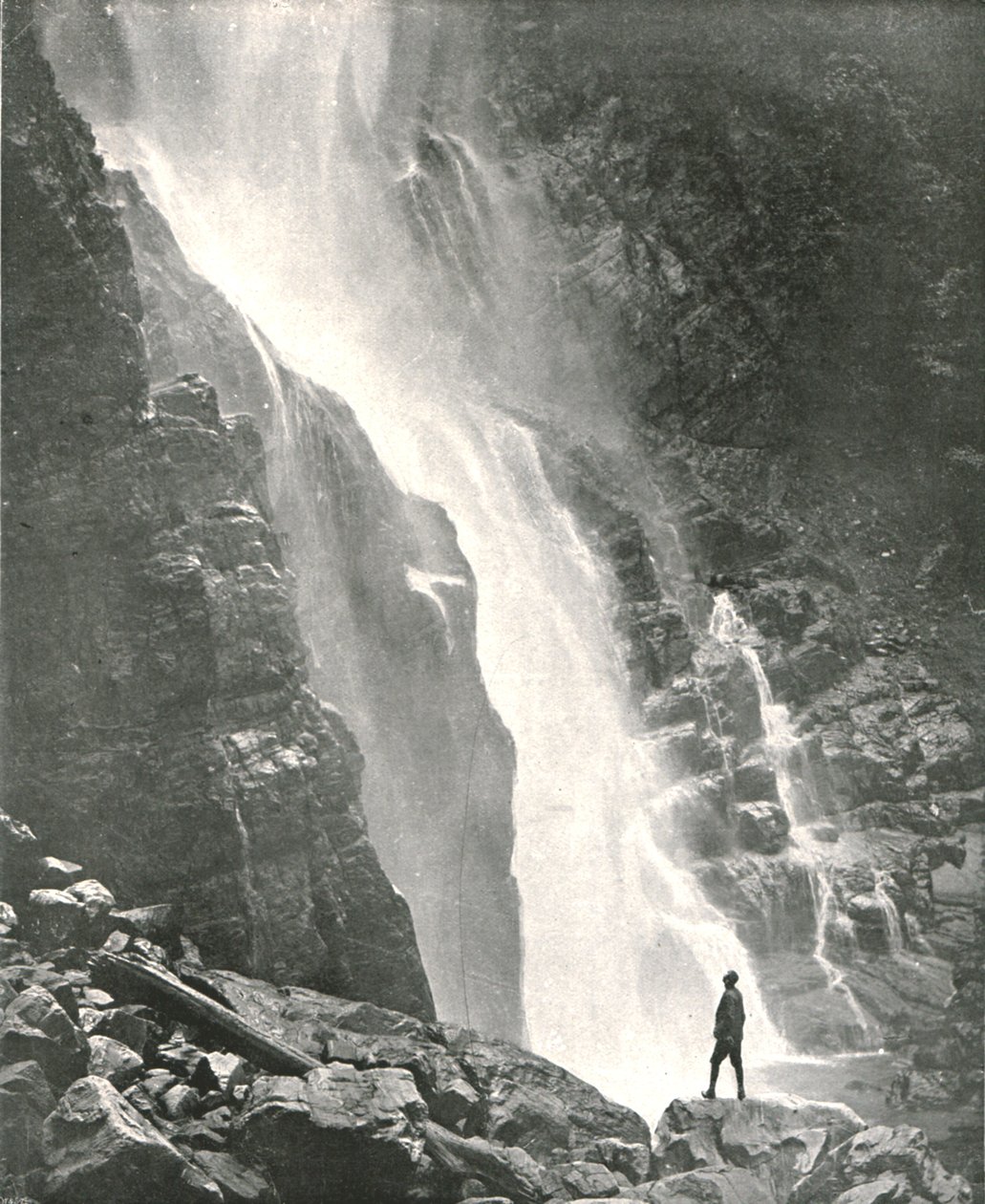 瀑布在小山区，德里德拉，印度，1895年。 作者 W和S有限公司