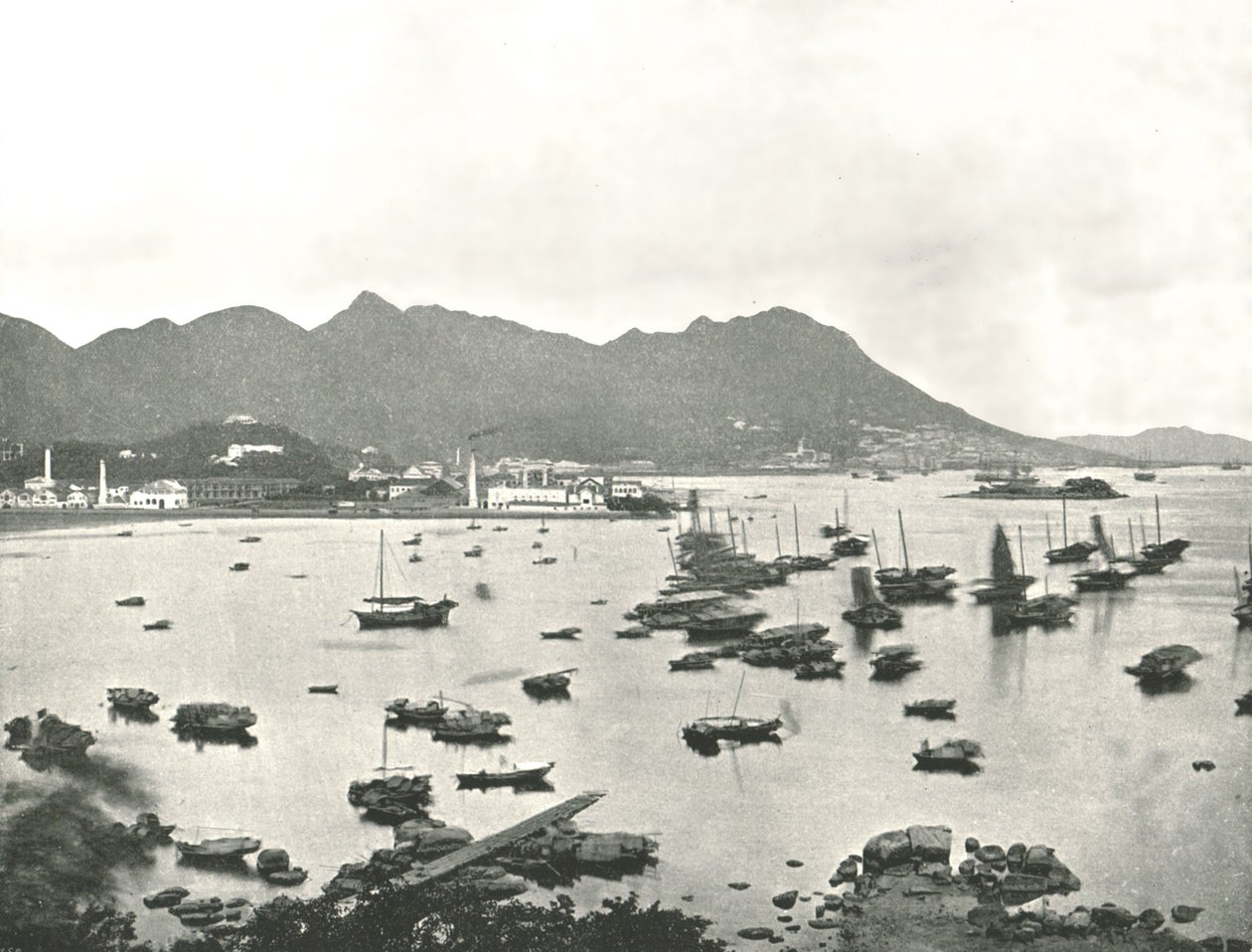 显示香港维多利亚山的东点，1895年。 作者 W和S有限公司
