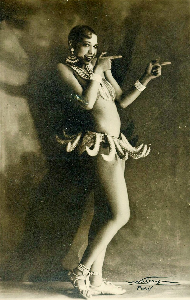 约瑟芬-贝克（Josephine Baker）身着著名的香蕉装，拍摄于 1927 年（黑白照片 作者 瓦莱里