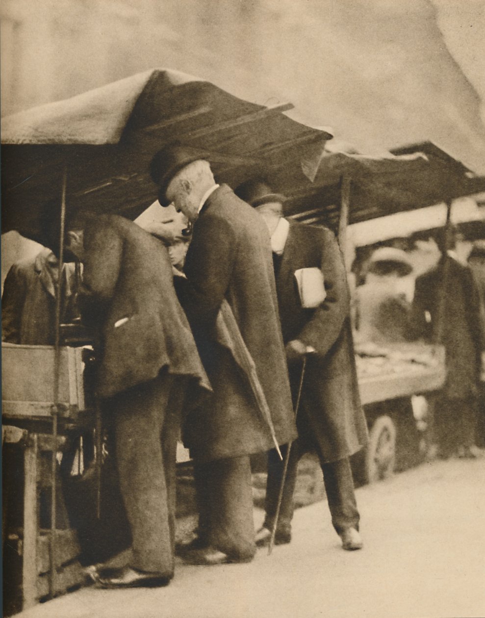 在法林登路市场的书店之一，c1935年。 作者 沃尔特·贝宁顿