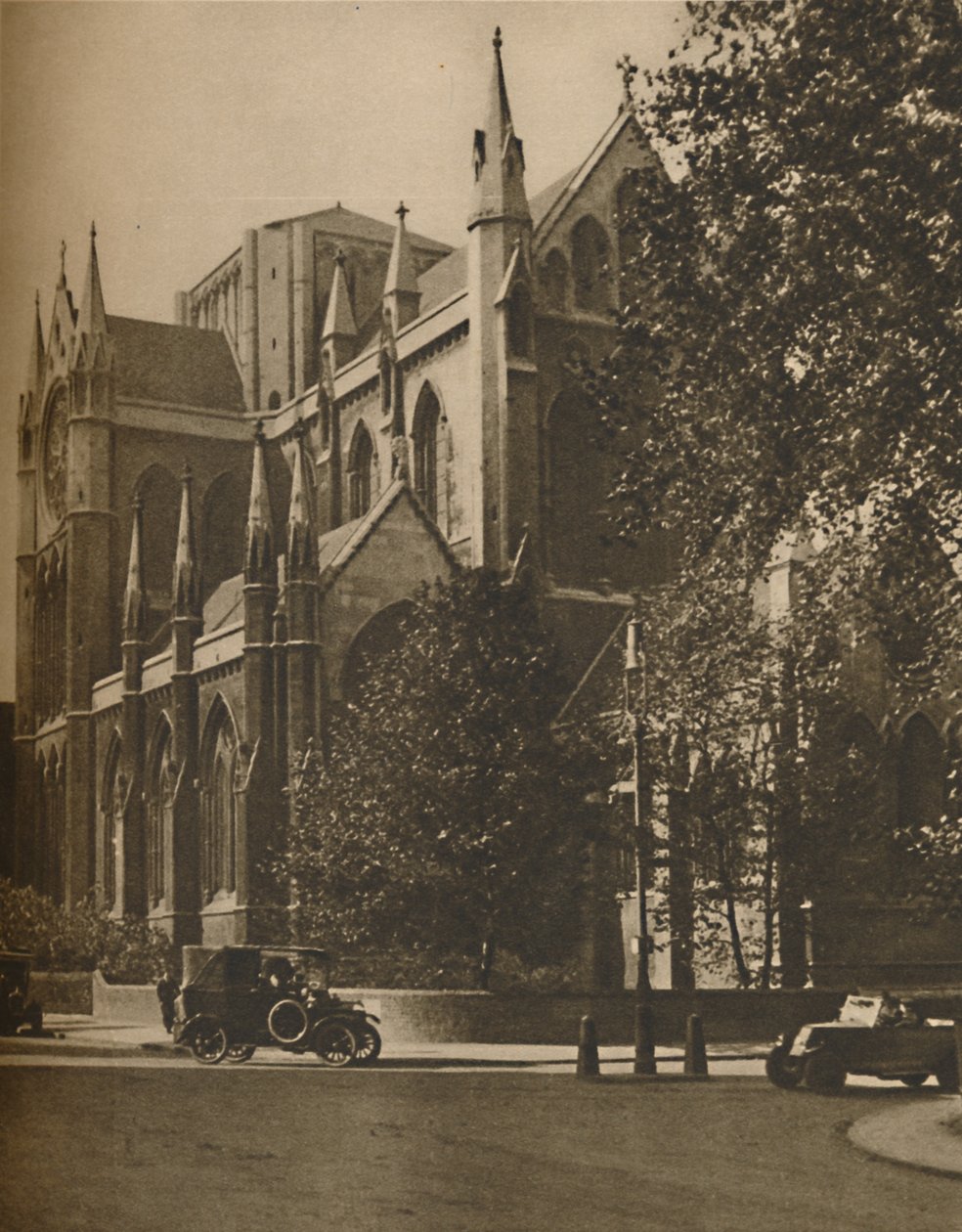 布卢姆斯伯里大教堂（Bloomsbury Cathedral）：戈登广场的天主教使徒教堂，建于1935年。 作者 沃尔特·贝宁顿