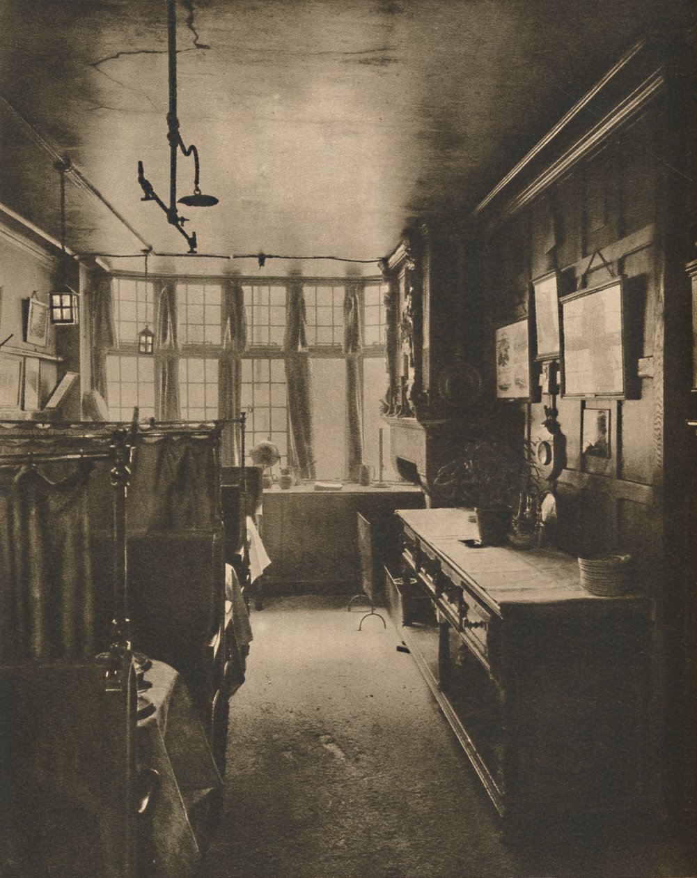 俯瞰车队街的公鸡二楼烧烤室，建于1935年。 作者 沃尔特·贝宁顿