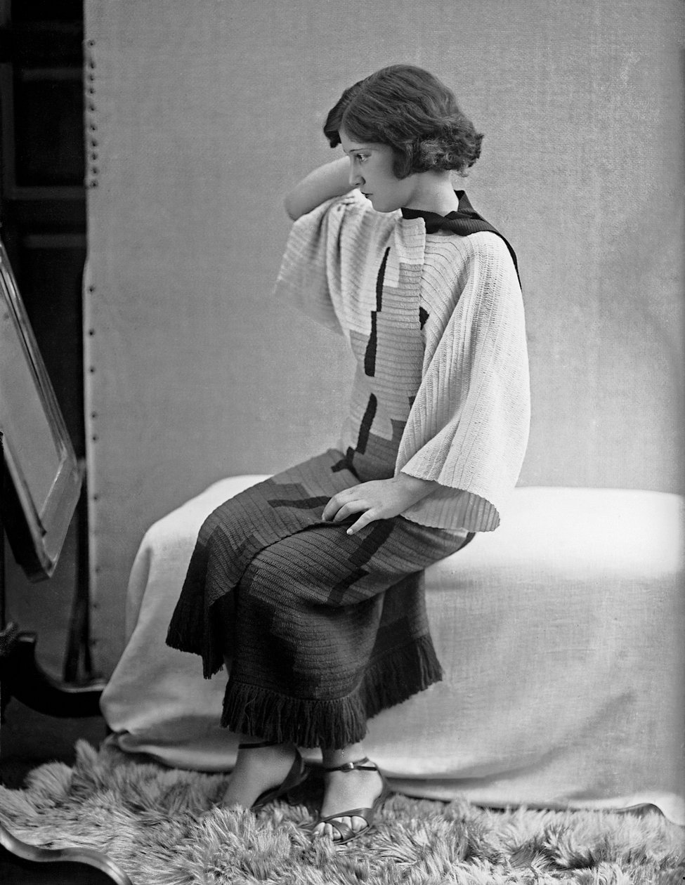 模特身着 Anita Pittoni 设计的裙子，约 1940 年（黑白照片） 作者 万达·武尔兹