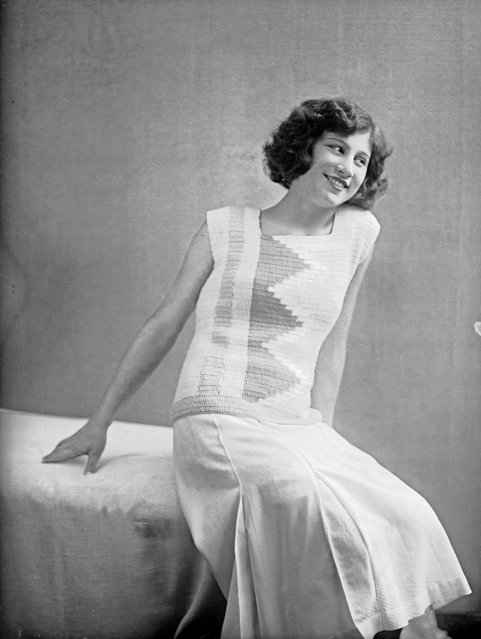 模特身着 Anita Pittoni 设计的裙子，约 1940 年（黑白照片） 作者 万达·武尔兹