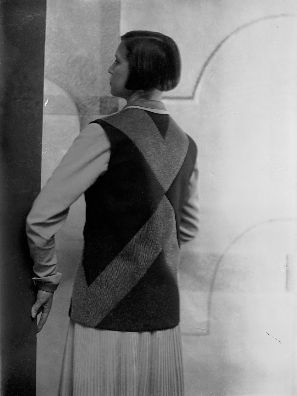 Marion Wulz 身着 Anita Pittoni 设计的礼服的肖像，约 1940 年（黑白照片） 作者 万达·武尔兹