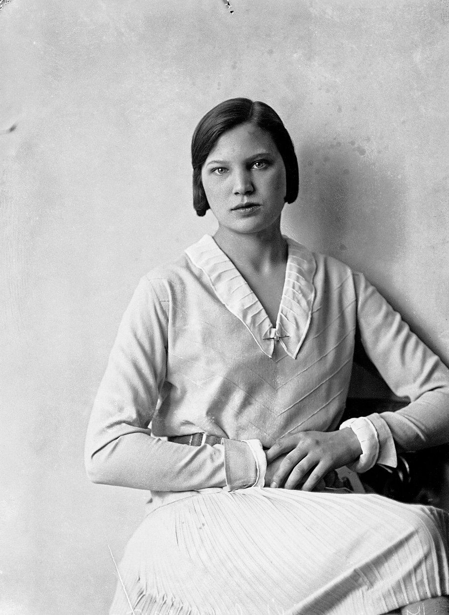 Marion Wulz 身着 Anita Pittoni 设计的礼服的肖像，约 1940 年（黑白照片） 作者 万达·武尔兹