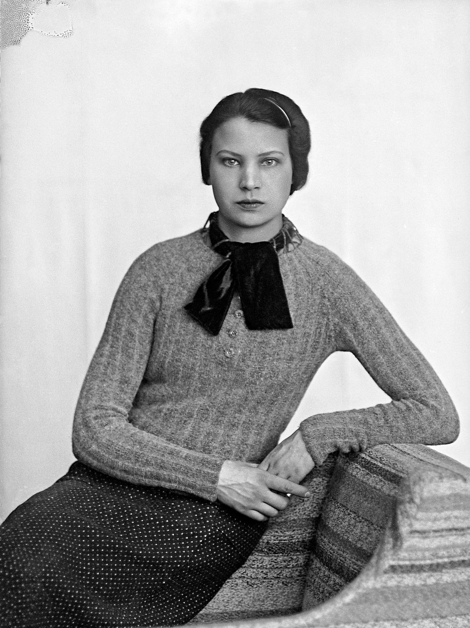 Marion Wulz 身着 Anita Pittoni 设计的礼服的肖像，约 1940 年（黑白照片） 作者 万达·武尔兹