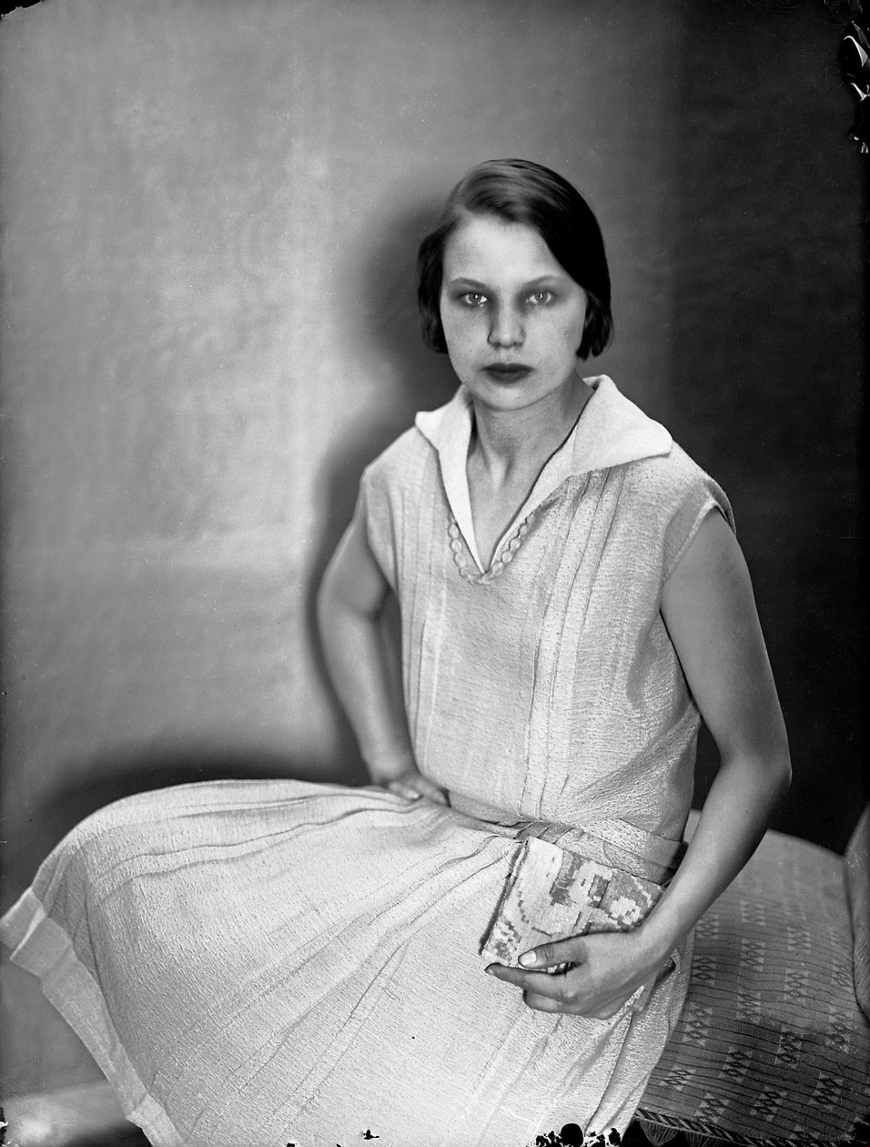Marion Wulz 与 Anita Pittoni 设计的裙子的肖像，约 1930 年（黑白照片） 作者 万达·武尔兹