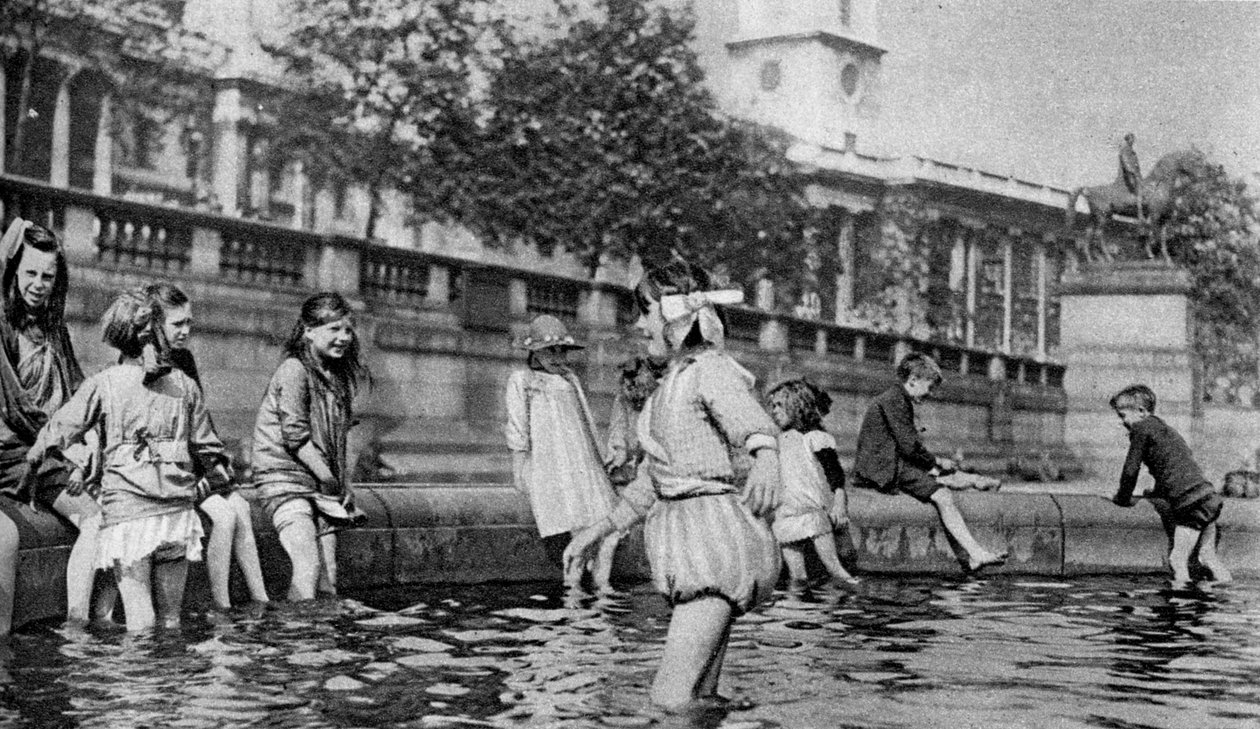 儿童在特拉法加广场的喷泉中划水，伦敦，1926-1927年 作者 惠芬
