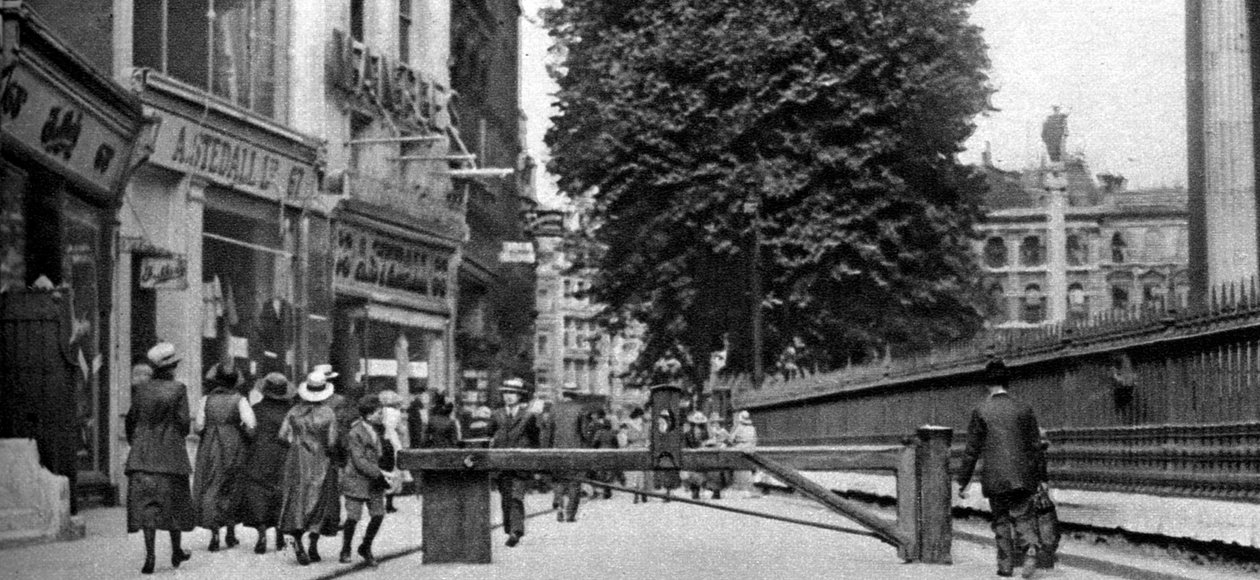 圣保罗教堂的墓地和一个收费门，伦敦，1926-1927。 作者 惠芬