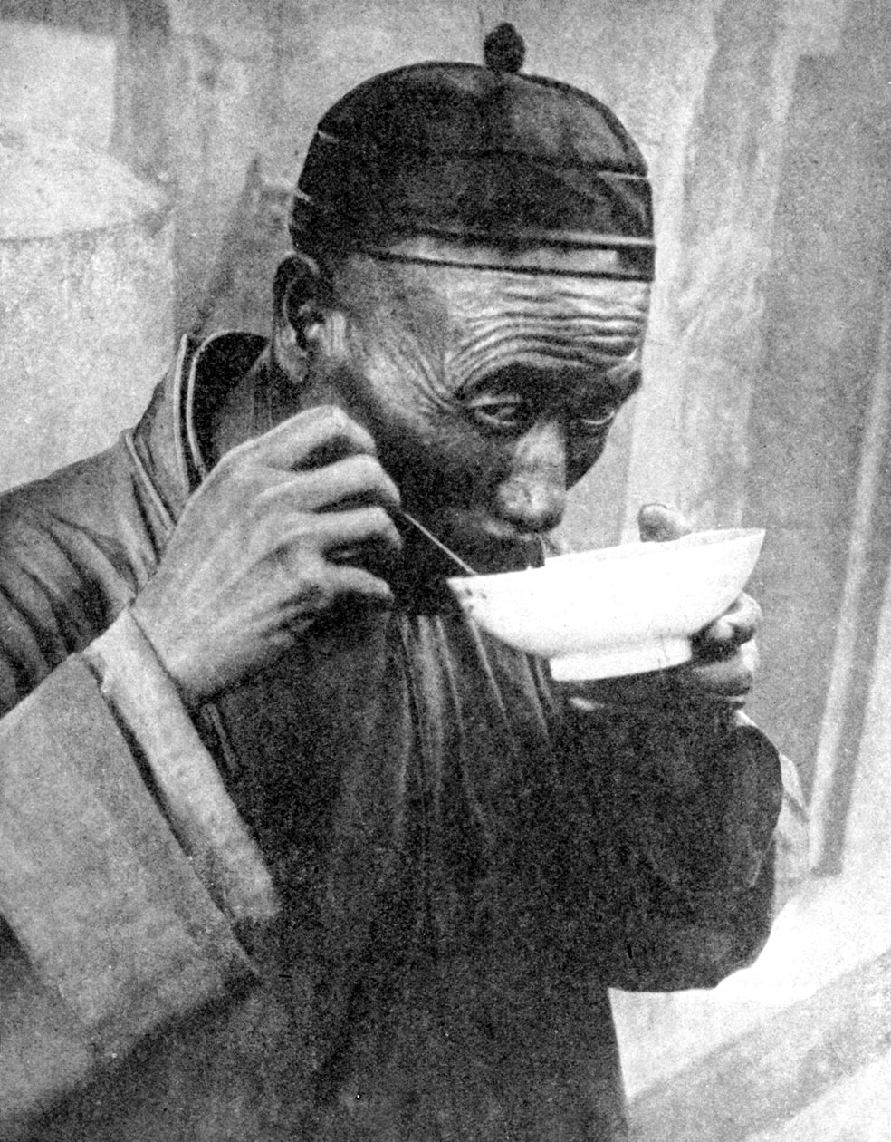 一个人在吃饭，中国沈阳穆克登，1936年。 作者 世界各地的照片