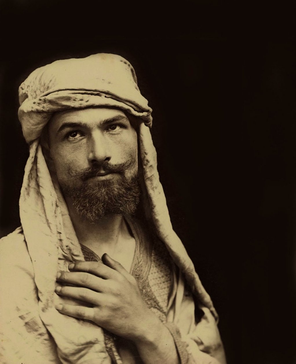 男爵Wilhelm von Gloeden（1856年至1931年）的自画像，阿拉伯服装，1890年（棕褐色照片）。 作者 威廉·冯·格洛登男爵