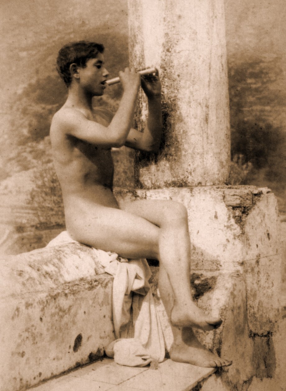 研究一个男孩吹笛子，c.1900（棕褐色照片） 作者 威廉·冯·格洛登男爵