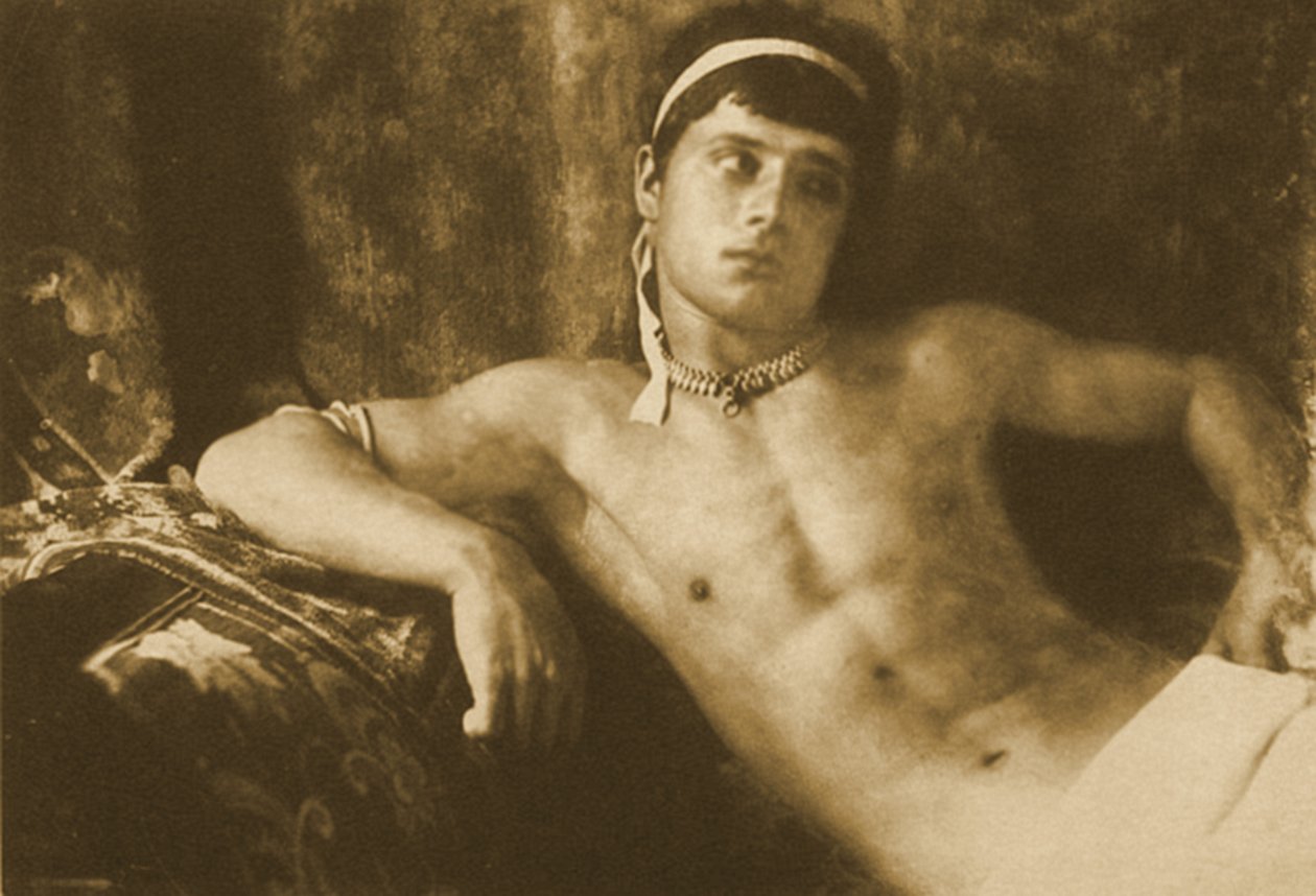 研究斜倚男孩佩戴珠宝。 c.1899（棕褐色照片） 作者 威廉·冯·格洛登男爵
