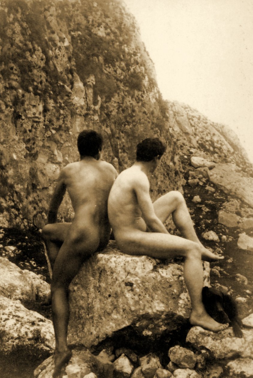 关于背靠背坐着的两个男性裸体的研究，c.1898（棕褐色照片） 作者 威廉·冯·格洛登男爵