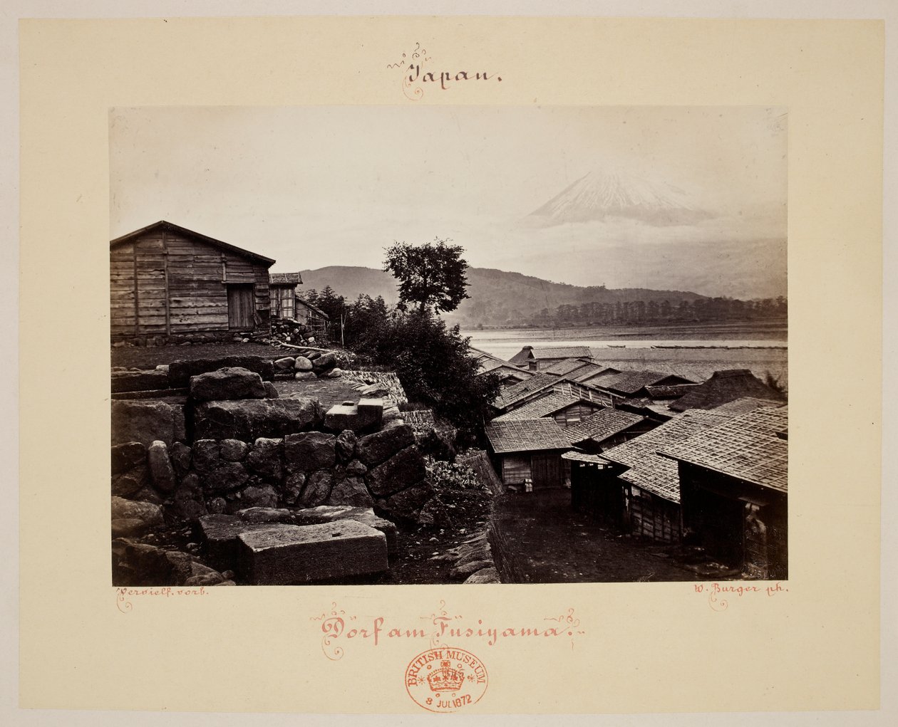 富士山。房屋和背景中的富士山。 作者 威廉·J·汉堡