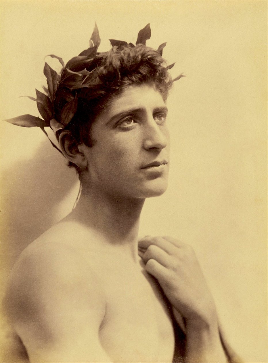 一个戴着花环的男孩的研究，西西里岛，C.1898（棕褐色照片 作者 威廉·冯·格洛登男爵