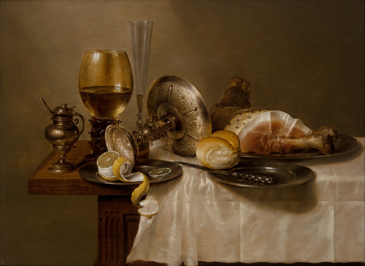 静物画：桌上摆放着 Roemer、翻转的银茶盏、长笛、面包卷和火腿 作者 威廉·克拉斯（Willem Claesz）。赫达