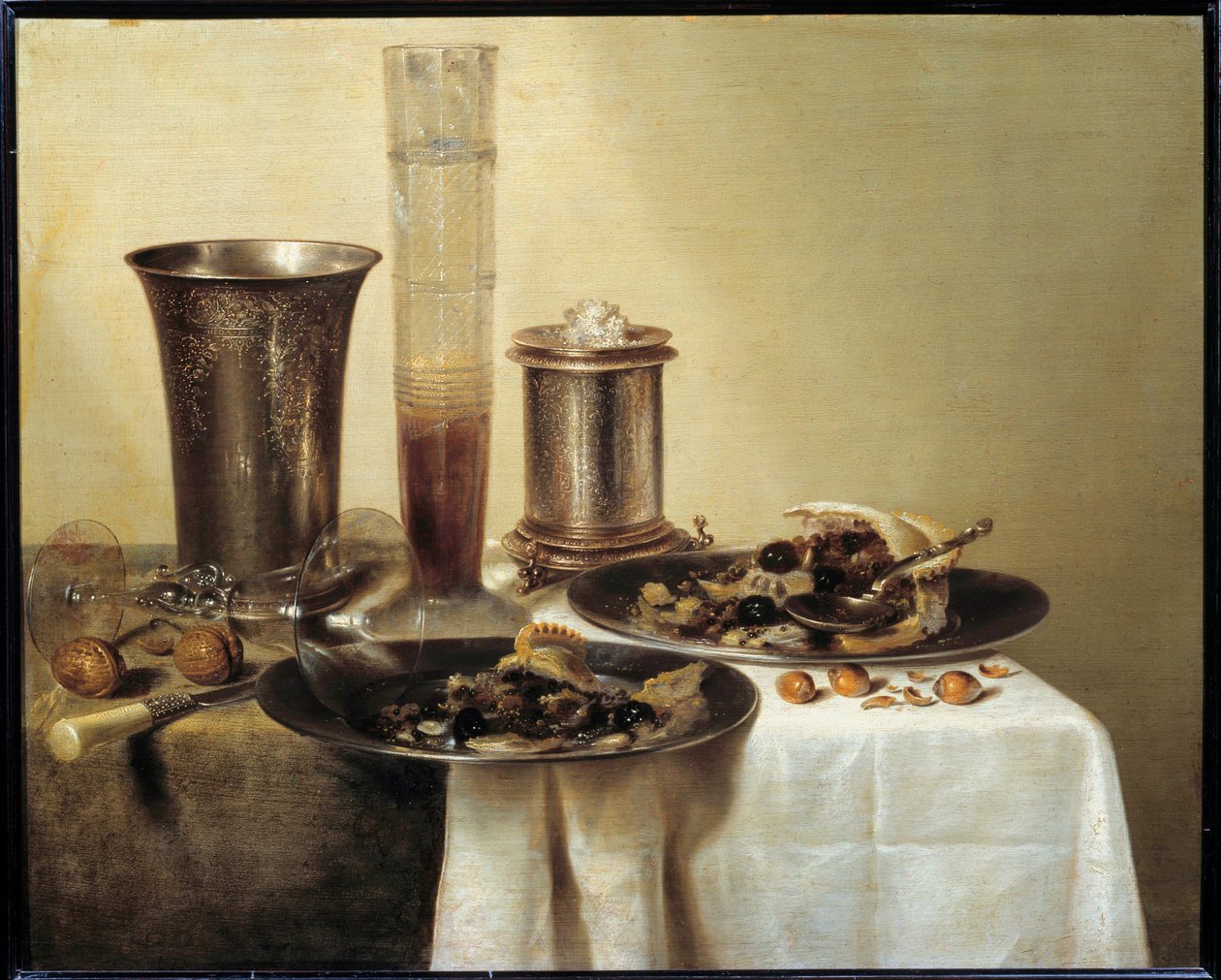 静物与银杯画 威廉-克莱斯宗-赫达（1594-1670）1637年尺寸：0,44 x 0,55米 - 静物与银杯。威廉-克莱斯宗-赫达（1594-1670）的画作 作者 威廉·克拉斯（Willem Claesz）。赫达