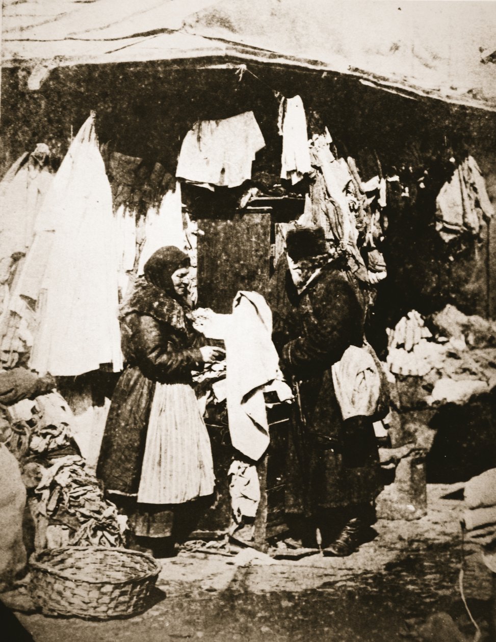 市场摊位，圣彼得堡，c.1868（棕褐色照片） 作者 威廉·安德烈耶维奇·卡里克