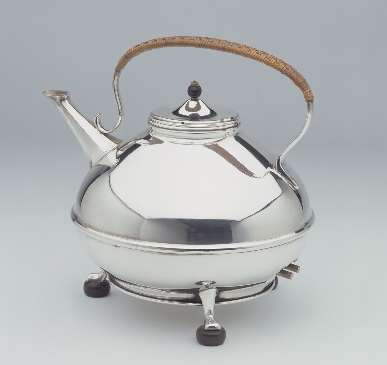 电热水壶，c.1905（带有黑檀木脚和旋钮和藤柄的银盘） 作者 威廉·亚瑟·史密斯·本森