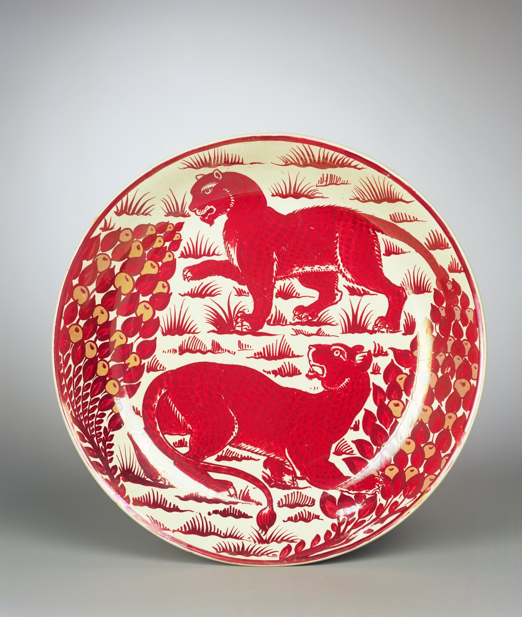 充电器，由William de Morgan and Company制造，伦敦，1880年（斯塔福德郡空白的红宝石光泽） 作者 威廉·德·摩根