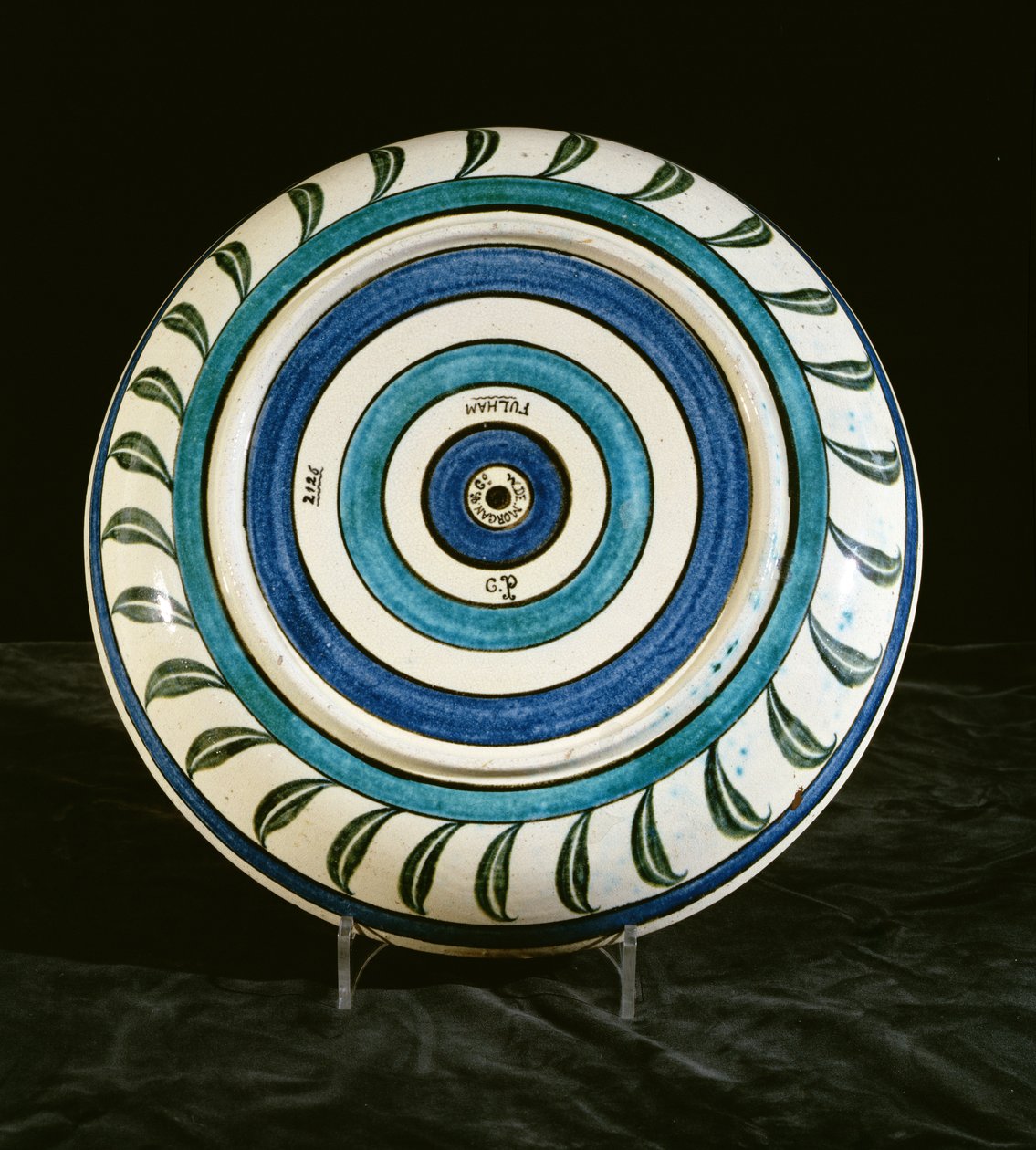 充电器，由Charles Passenger绘制，1888-97（陶瓷）（反面267787） 作者 威廉·德·摩根