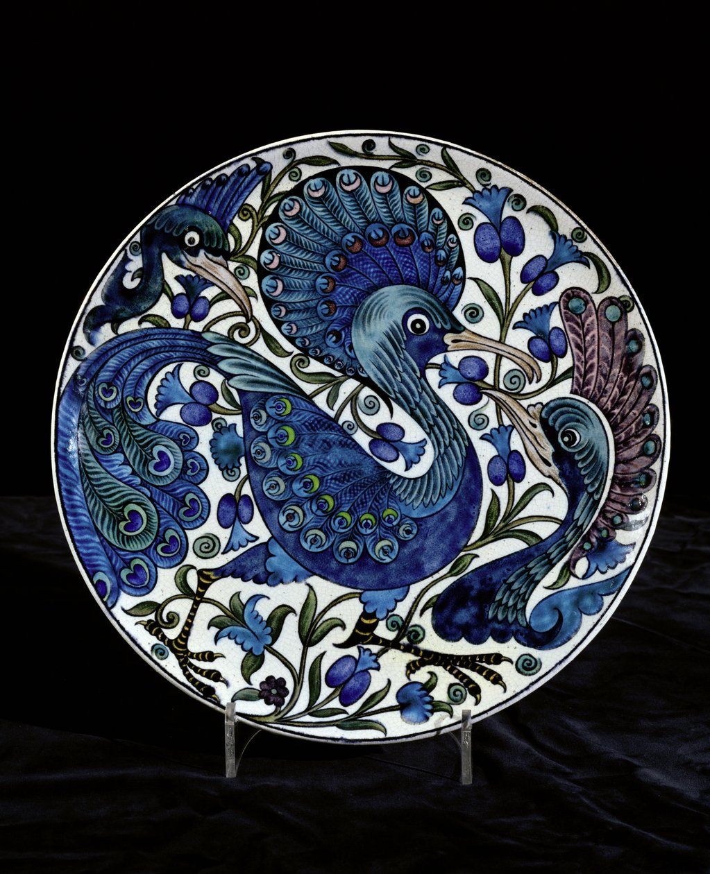 带有梦幻般的孔雀，叶子和果实的充电器，由Charles Passenger绘制，1888-97（陶瓷） 作者 威廉·德·摩根