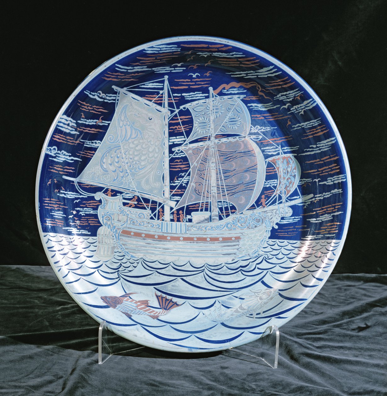 充满银色光泽的充电器，在银色光泽海面上航行的帆船（陶瓷） 作者 威廉·德·摩根