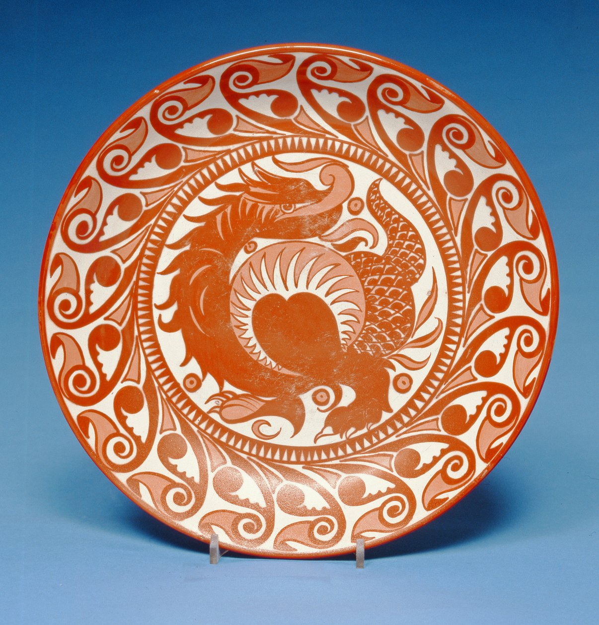 陶器盘，装饰有红色光泽与滚动龙，c.1880-85（陶瓷） 作者 威廉·德·摩根