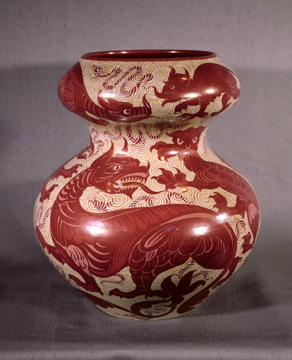 19世纪后期（lustreware）用奶油色陶器装饰龙红宝石红色光泽的花瓶 作者 威廉·德·摩根