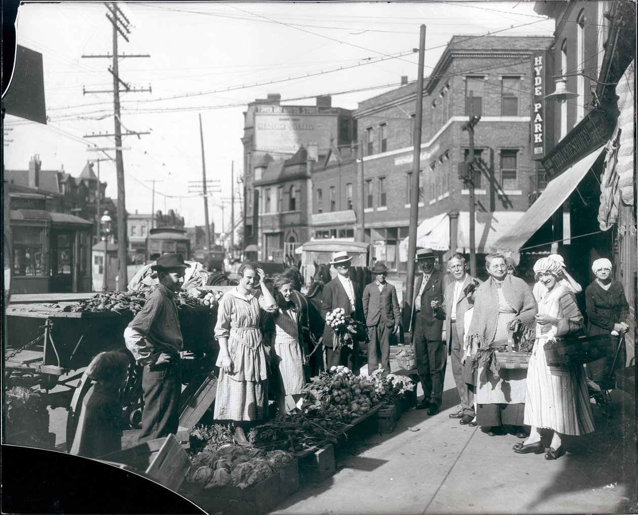 人行道上聚集的购物者在1929 East Grand Avenue的Theodore Prieshoff Grocery外面，靠近Grand Avenue水塔 作者 威廉·斯威科斯基