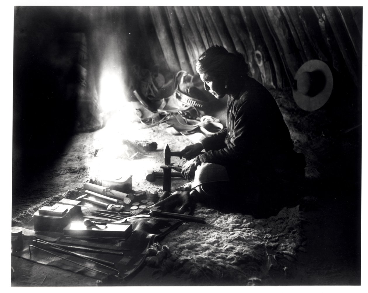 Navaho银匠，c.1915 作者 威廉·卡彭特