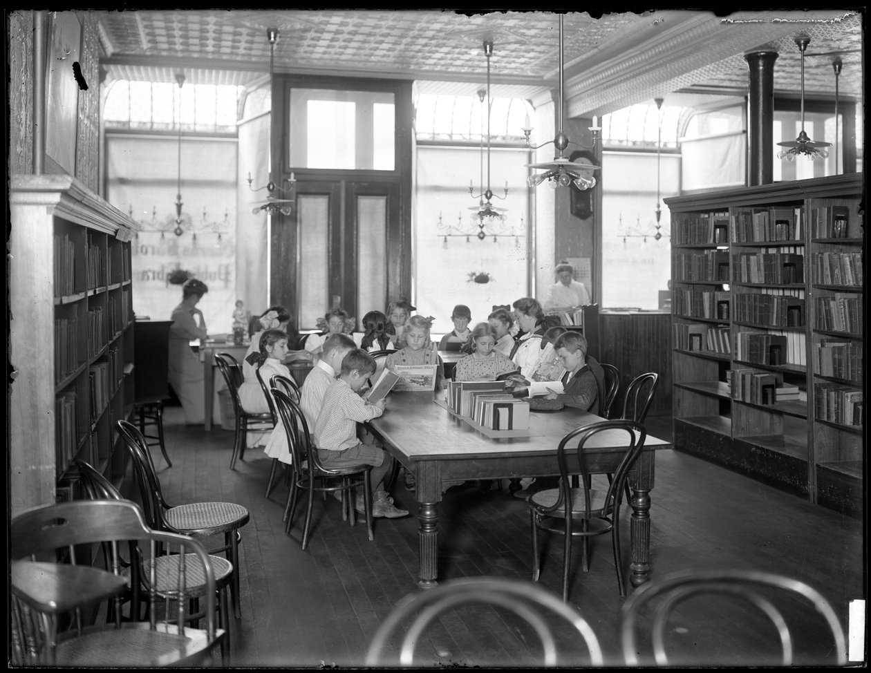 孩子们在皇后区公共图书馆的一个身份不明的分支的阅览室阅读，c.1910 作者 威廉·戴维斯·哈斯勒