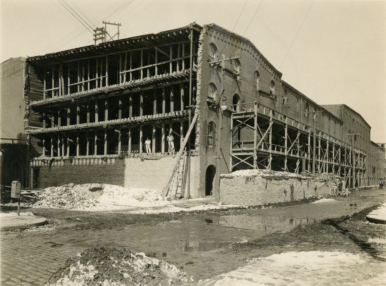 施工现场，两名男子站在仓库大楼的开放式一侧; Robbins und Ripley工程师和承包商，1916年3月23日 作者 威廉·戴维斯·哈斯勒