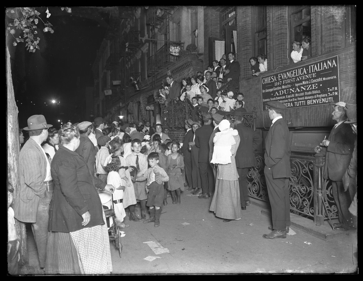 人群在约翰霍尔纪念教堂，第63街和第二大道，纽约，1914年9月25日 作者 威廉·戴维斯·哈斯勒