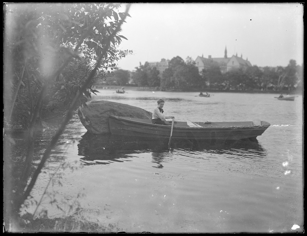 Ethel Gray Magaw Hassler在划艇，中央公园，c.1912。 作者 威廉·戴维斯·哈斯勒