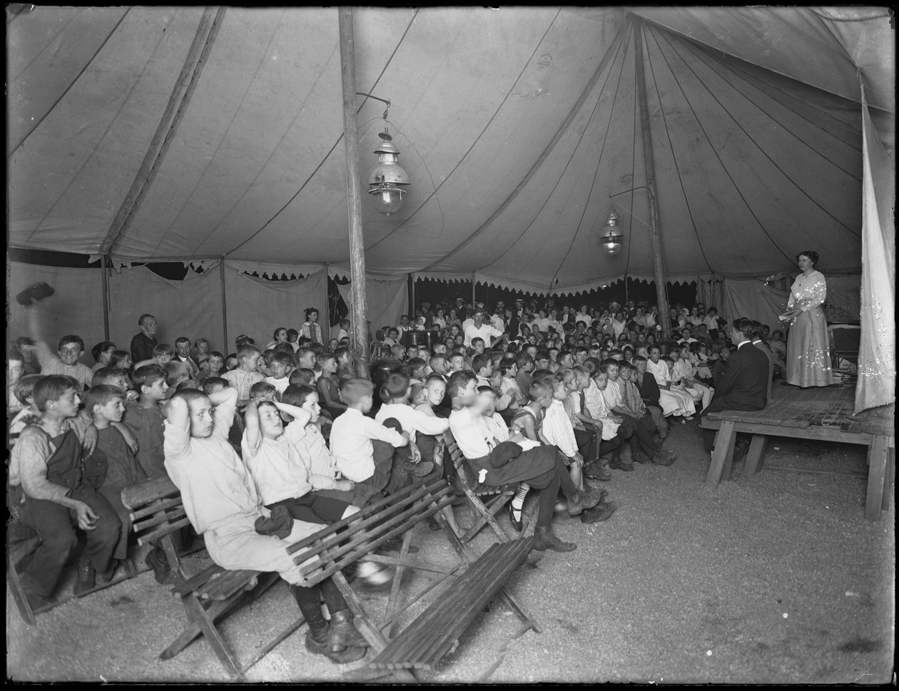 1914年7月24日，纽约市东区第67街和A大道的福音派社会儿童会议 作者 威廉·戴维斯·哈斯勒