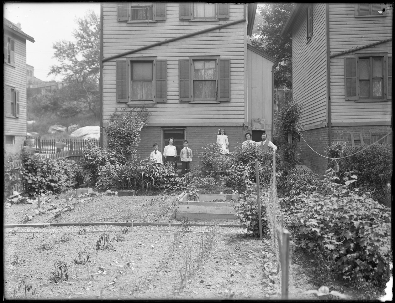 家庭在他们的后院菜园旁边摆在，Inwood，纽约，c.1910 作者 威廉·戴维斯·哈斯勒