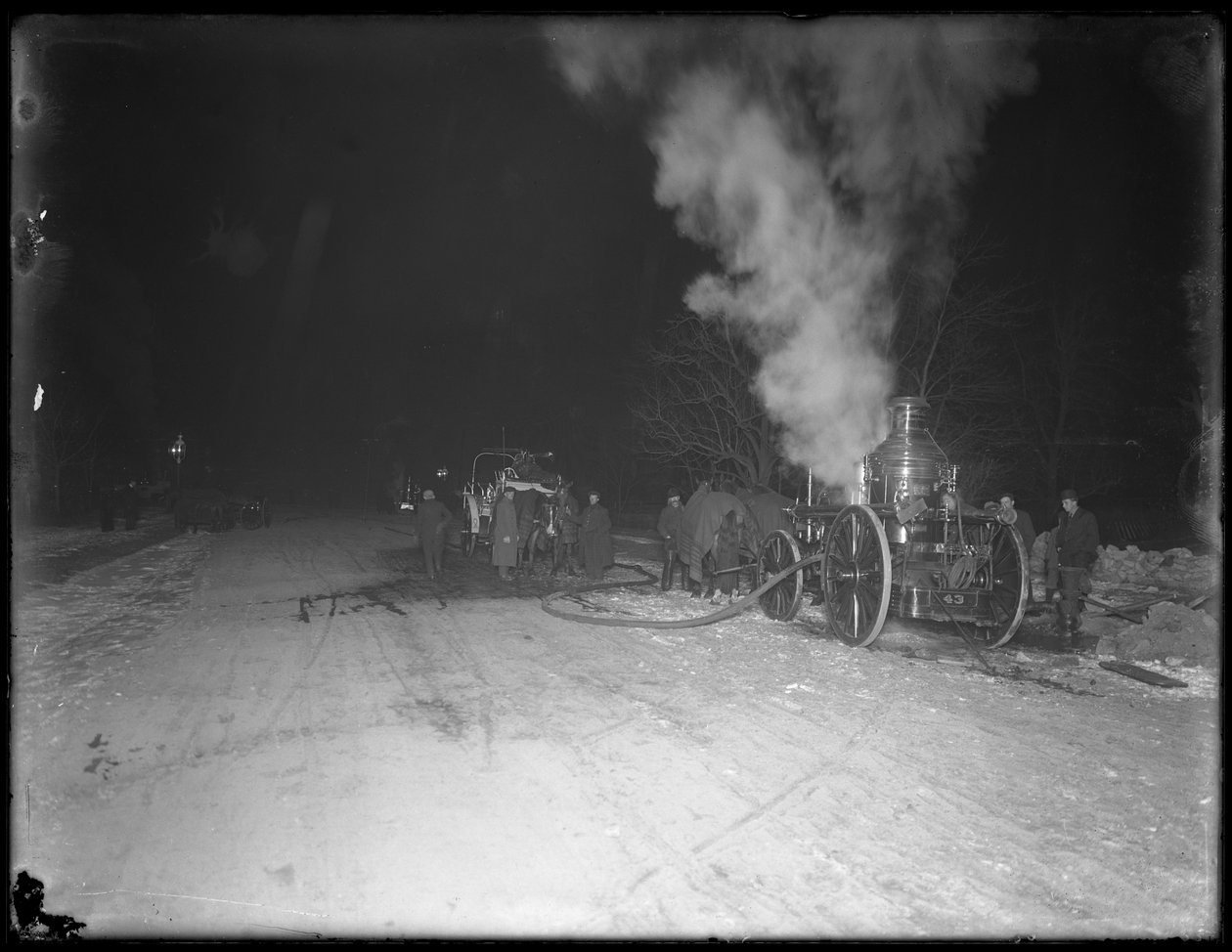 消防车（马拉）在土路在晚上，Inwood小山，1914年 作者 威廉·戴维斯·哈斯勒