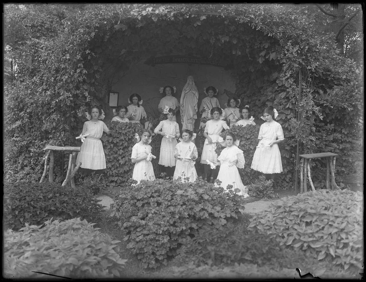 1912年，毕业班的罗马天主教孤儿庇护所的女孩们在石窟前摆放了他们的文凭 作者 威廉·戴维斯·哈斯勒